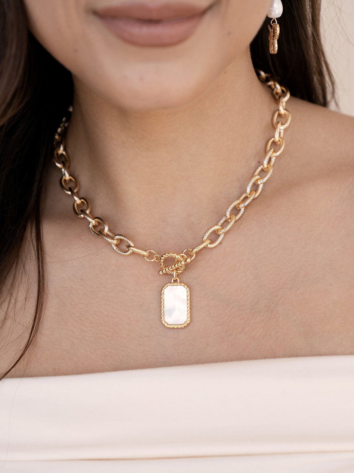 Chain Link and Mother of Pearl Pendant Necklace - Mother of Pearl with 18k Gold Plating | Ettika