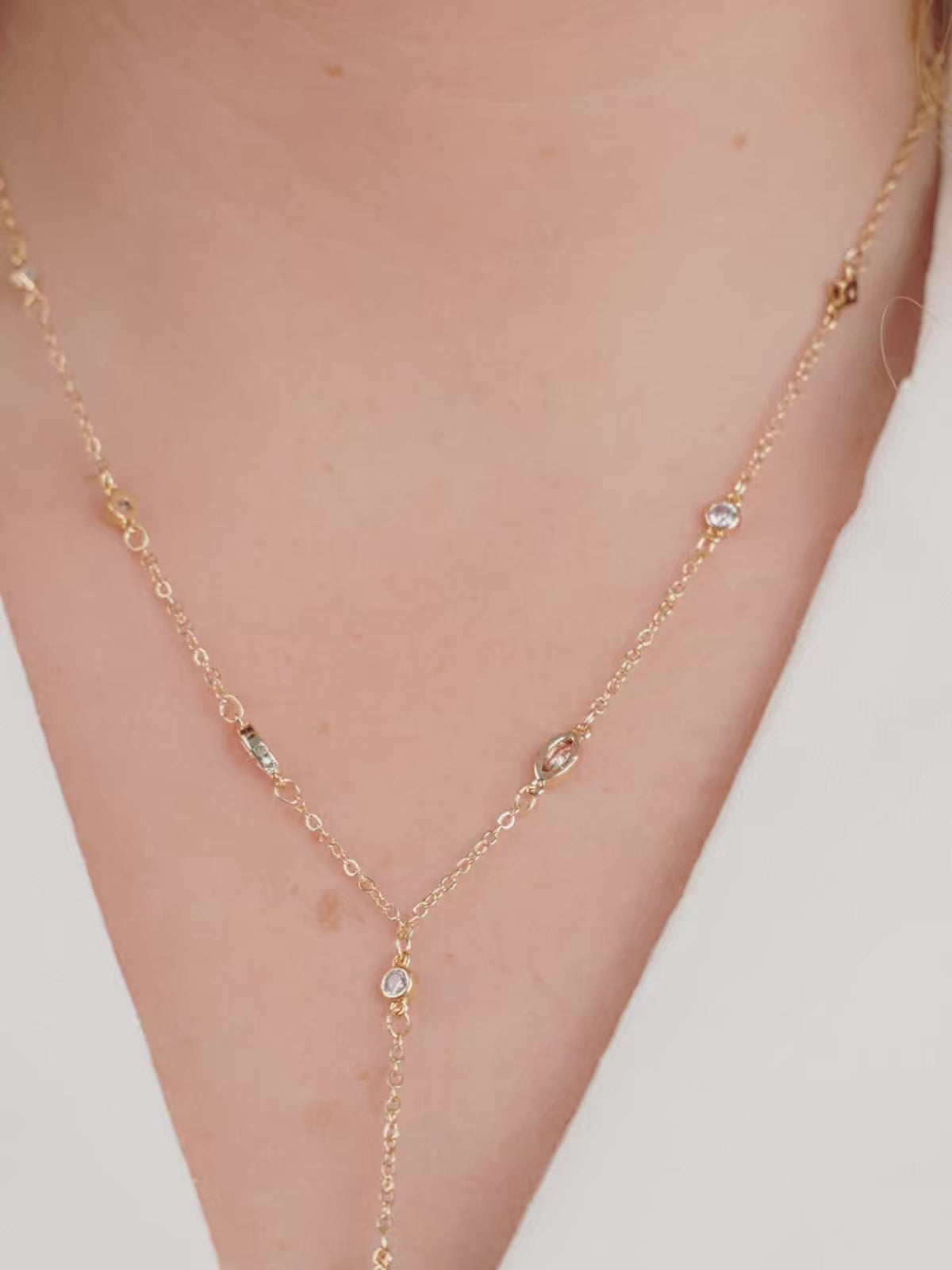 Simple Crystal Dot Lariat Necklace - Clear Crystals | Ettika