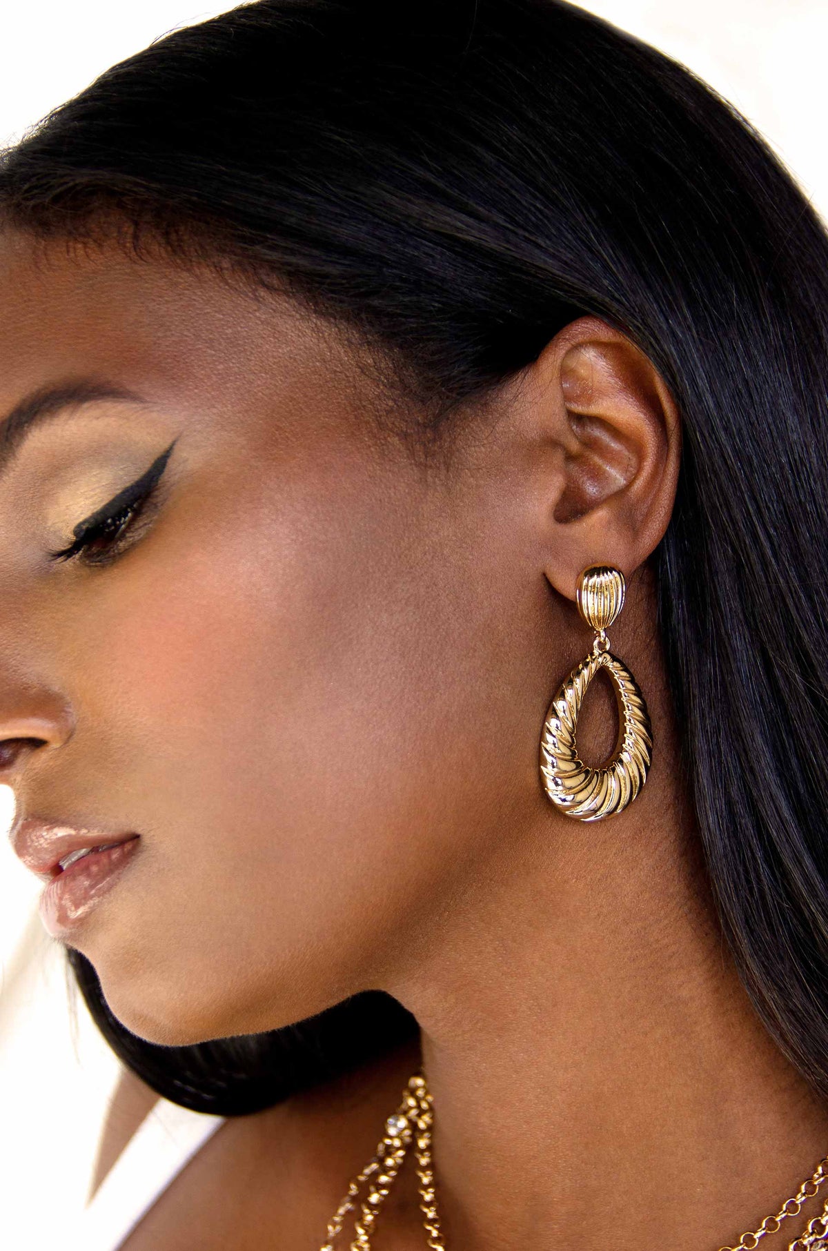 Teardrop Wave Detailed Earrings - 18k Gold Plated | Ettika
