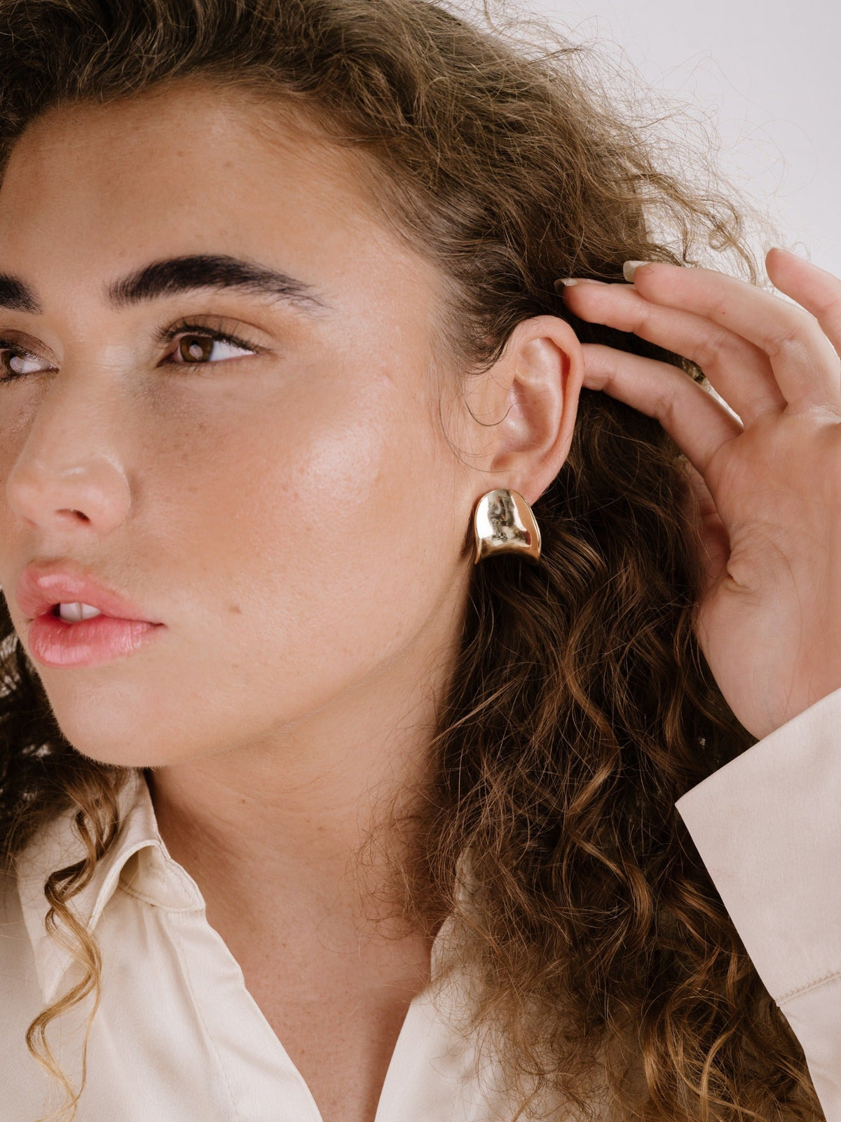 Curved Stud Earrings - 18k Gold Plated | Ettika