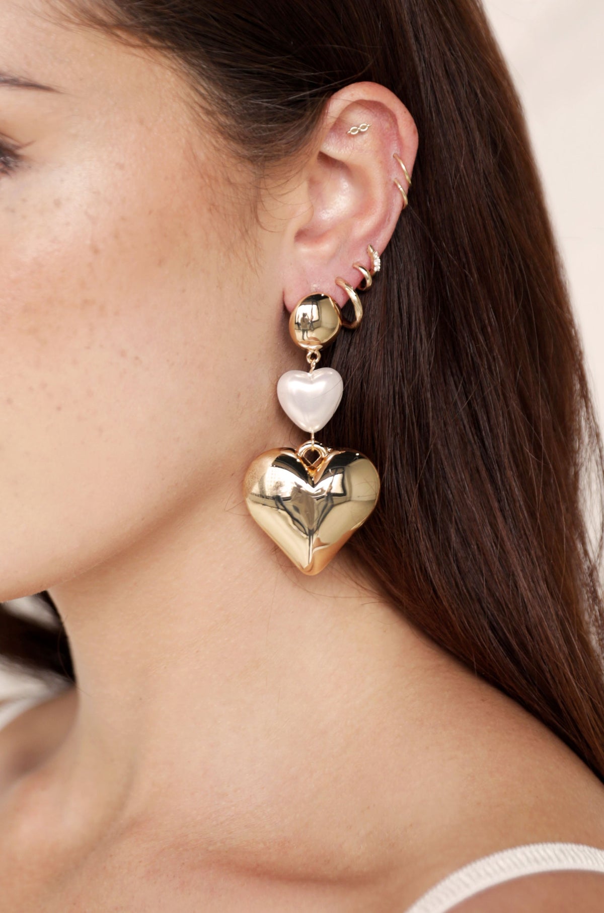 Spread the Love Pearl Heart Dangle Earrings - Pearl | Ettika