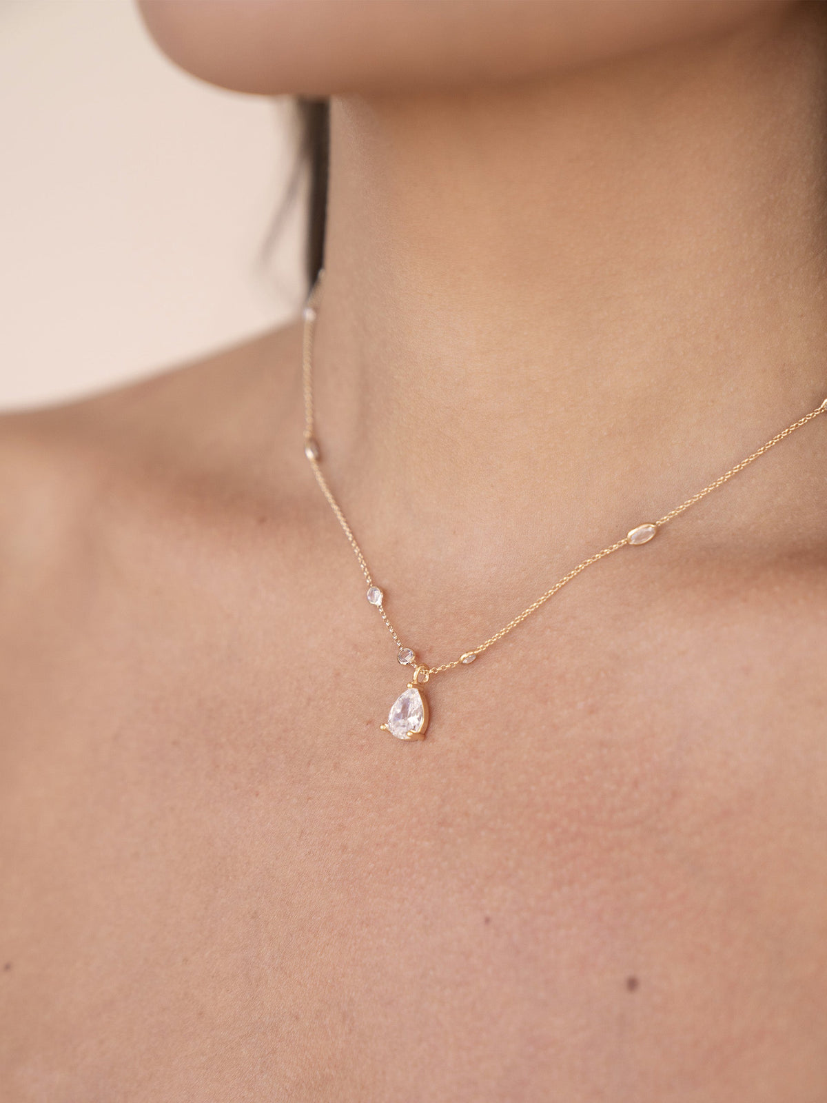 Delicate Crystal Pendant Necklace - Clear Crystals | Ettika