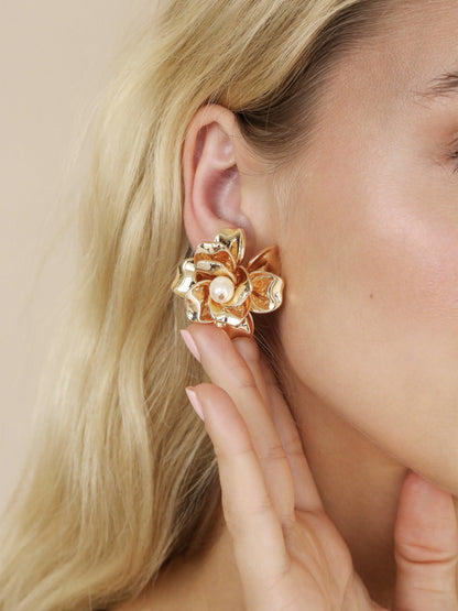 Golden Petals and Pearl Stud Earrings - Pearl with 18k Gold Plating | Ettika