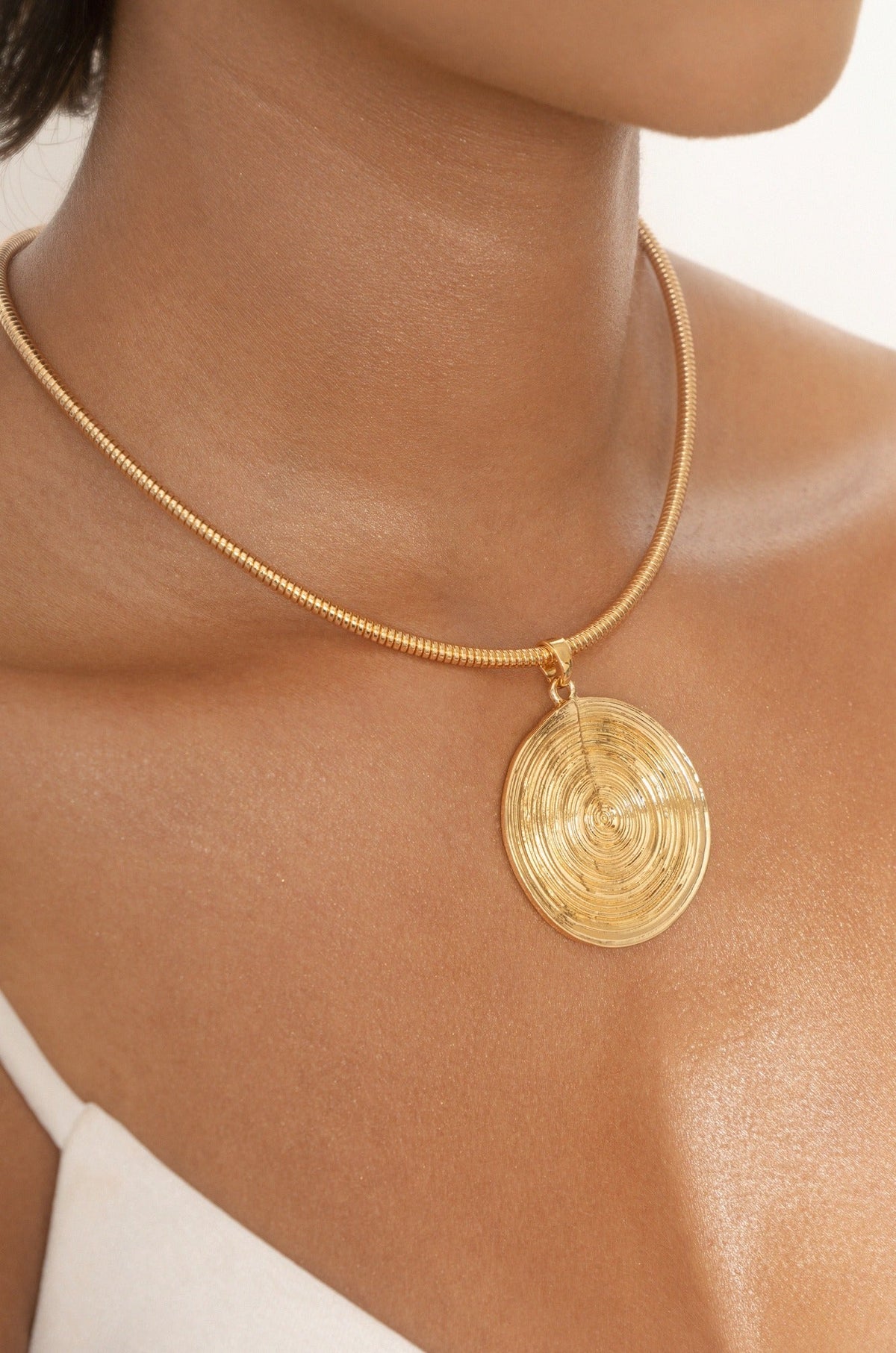 Swirl Pendant Choker - 18k Gold Plated | Ettika