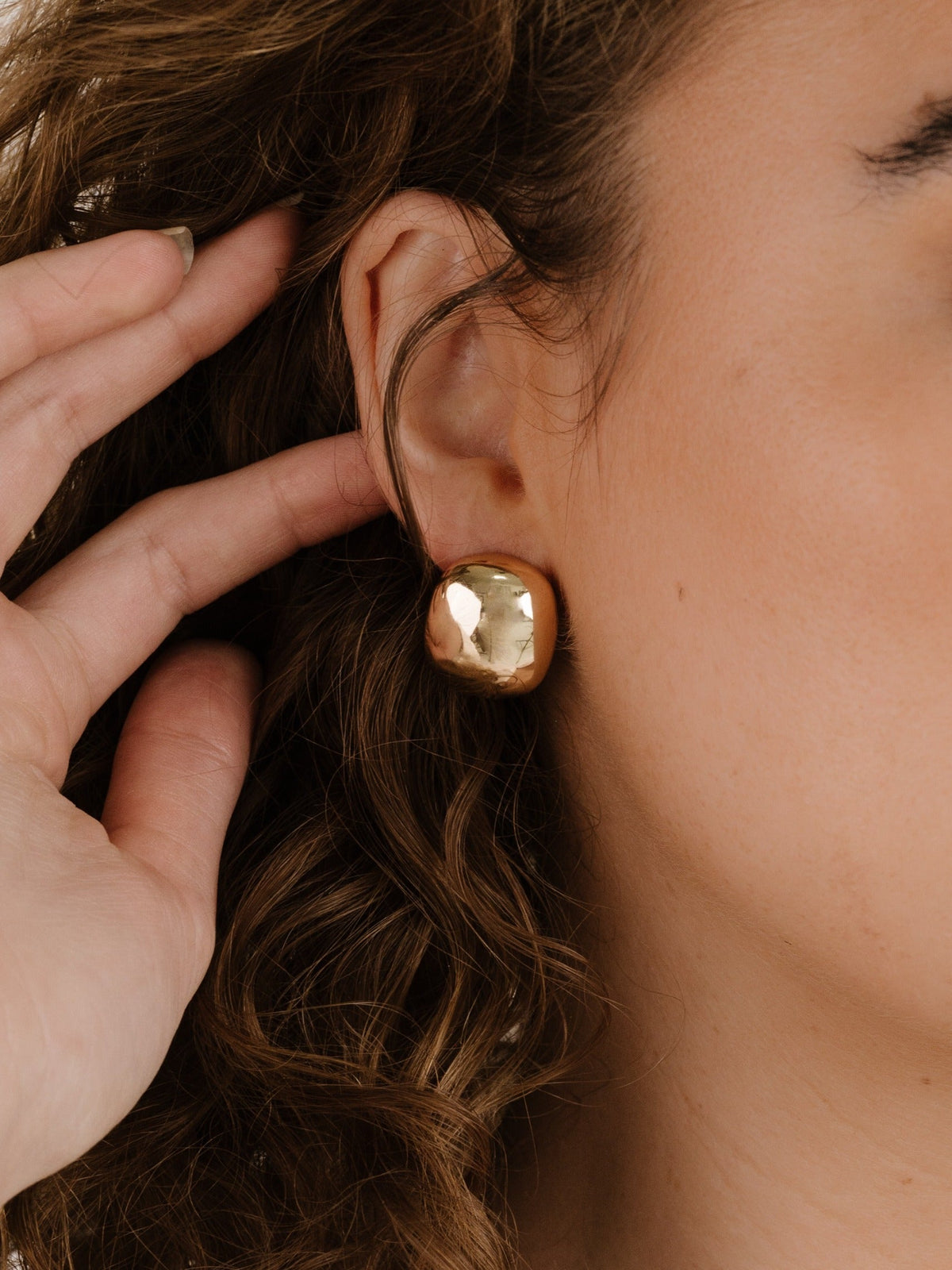 Minimal Curved Square Stud Earrings - 18k Gold Plated | Ettika