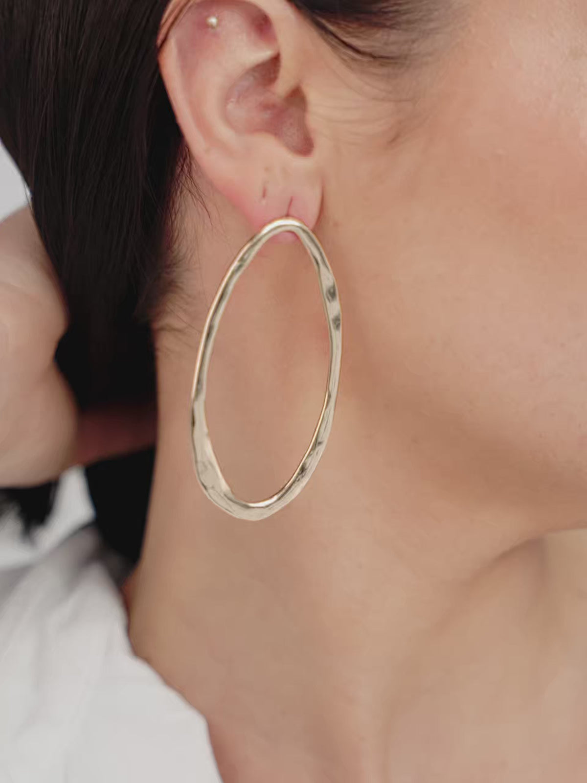 Hammered Large Oval Earrings - 18k Gold Plated | Ettika