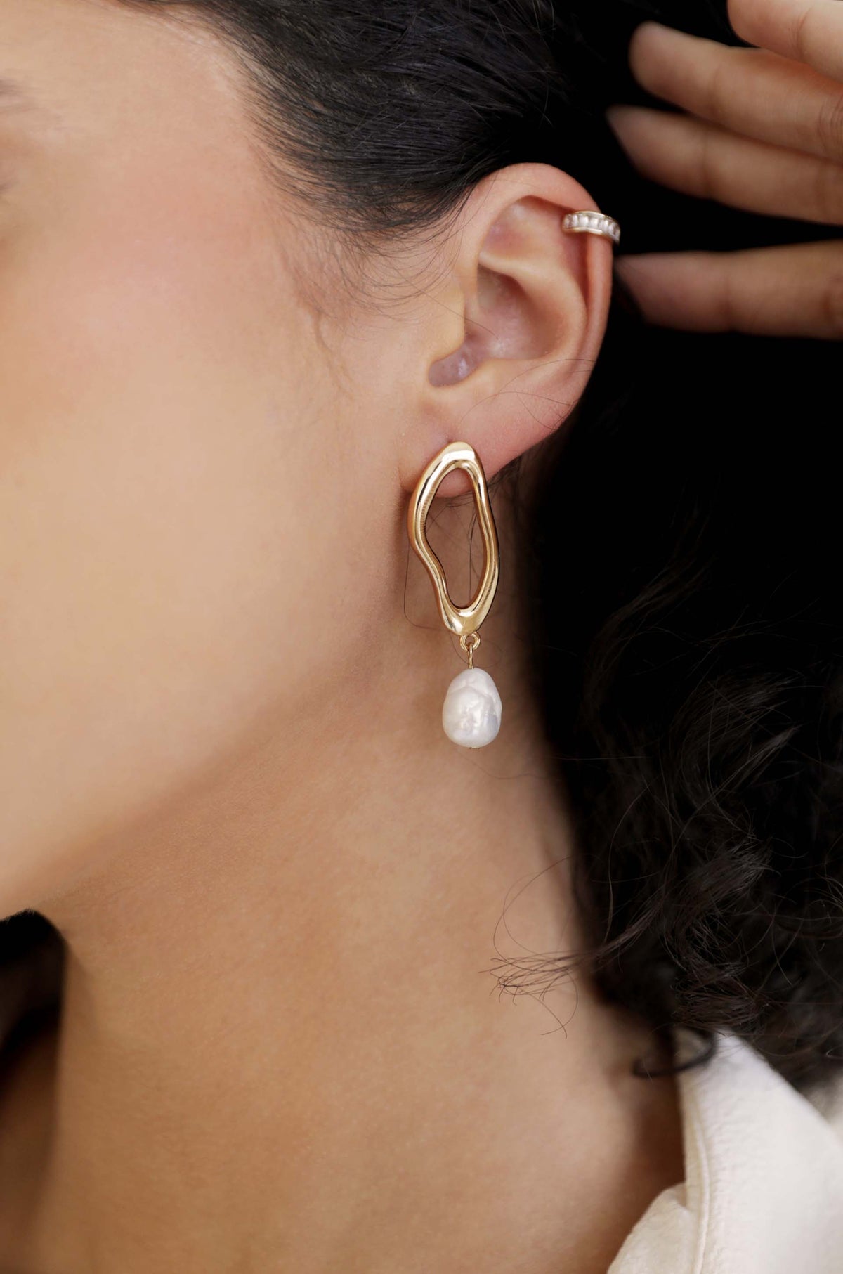Open Circle Freshwater Pearl Earrings - Pink Pearl with 18k Gold Plating | Ettika