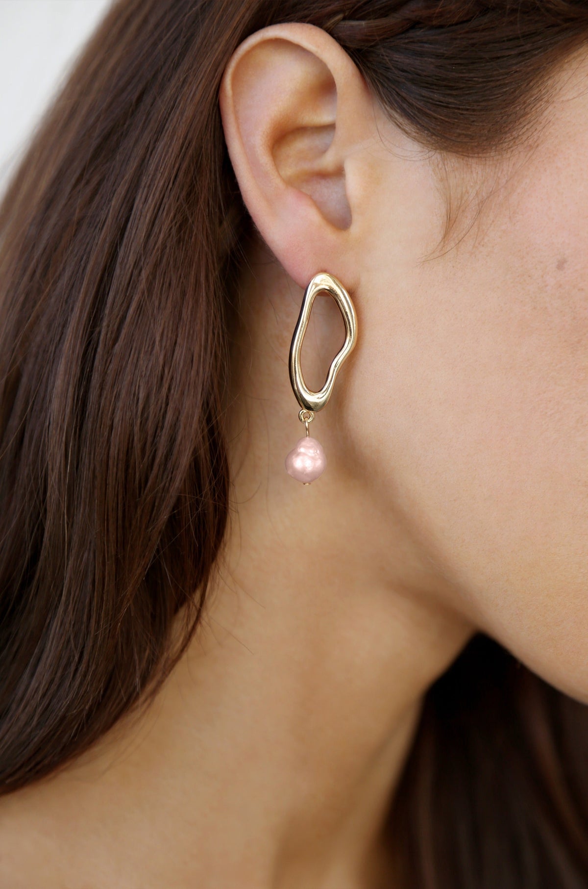 Open Circle Freshwater Pearl Earrings - Pink Pearl with 18k Gold Plating | Ettika