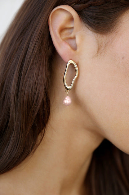 Open Circle Freshwater Pearl Earrings - Pink Pearl with 18k Gold Plating | Ettika