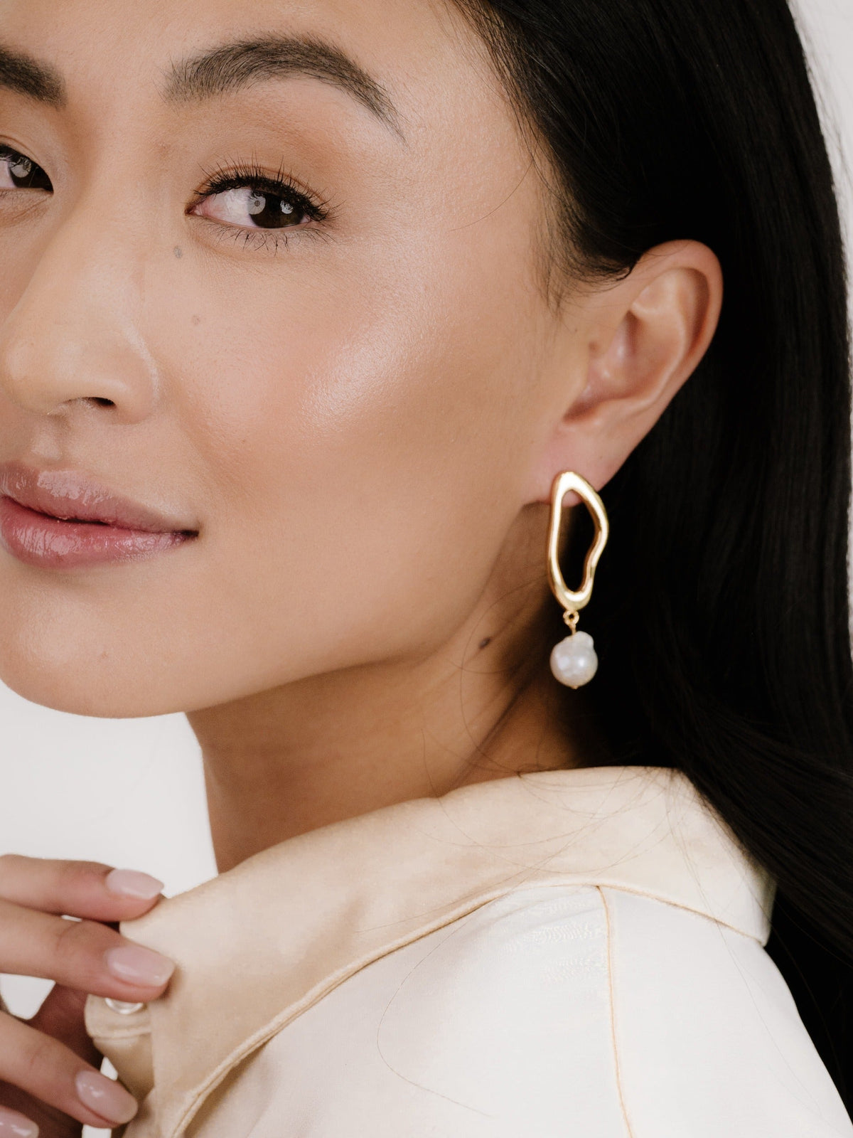 Open Circle Freshwater Pearl Earrings - Pink Pearl with 18k Gold Plating | Ettika
