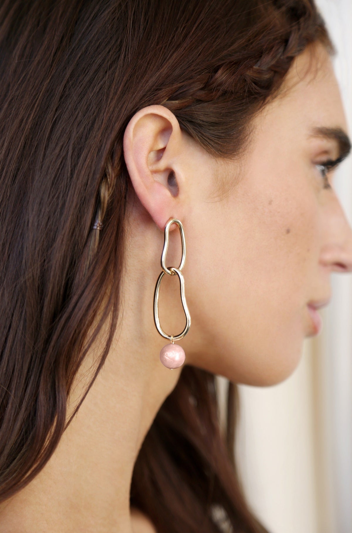 Mara Dangle Pearl Earrings - Pink Pearl with 18k Gold Plating | Ettika