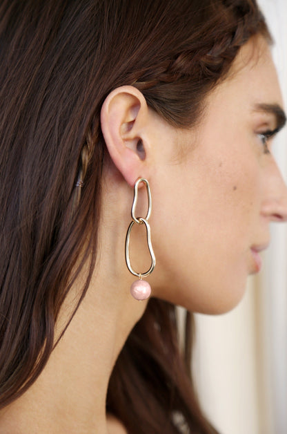 Mara Dangle Pearl Earrings - Pink Pearl with 18k Gold Plating | Ettika