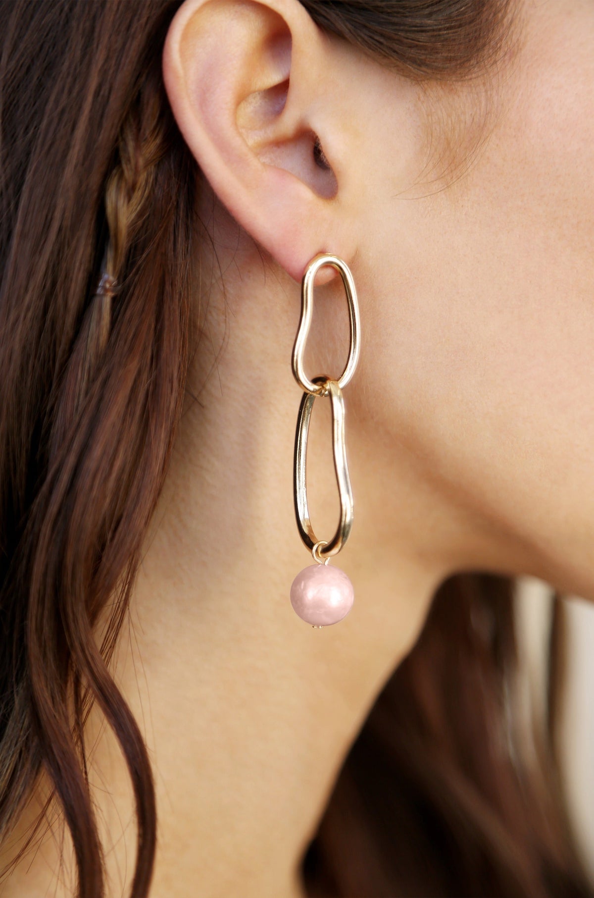 Mara Dangle Pearl Earrings - Pink Pearl with 18k Gold Plating | Ettika
