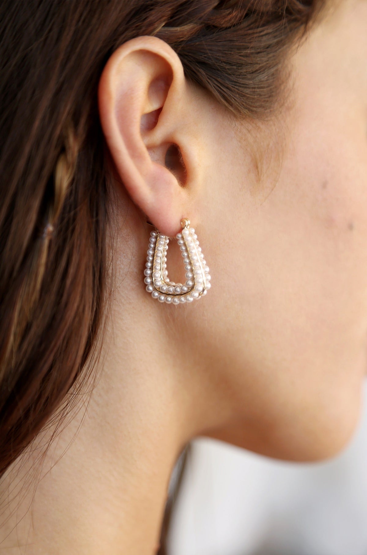Soft Curve Pearl Lined Hoop Earrings - Pearl with 18k Gold Plating | Ettika