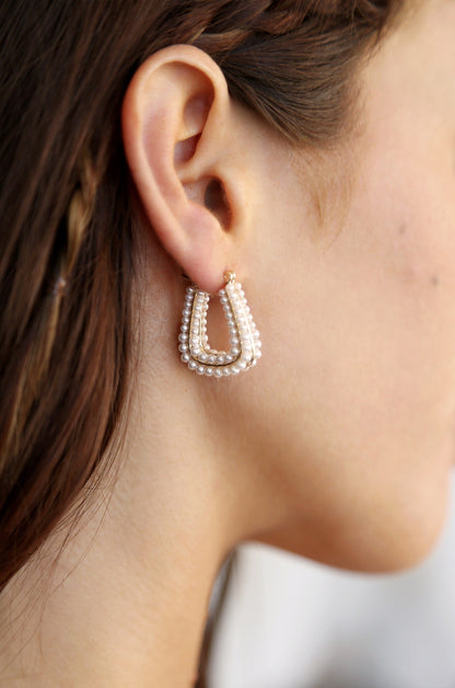 Soft Curve Pearl Lined Hoop Earrings - Pearl with 18k Gold Plating | Ettika