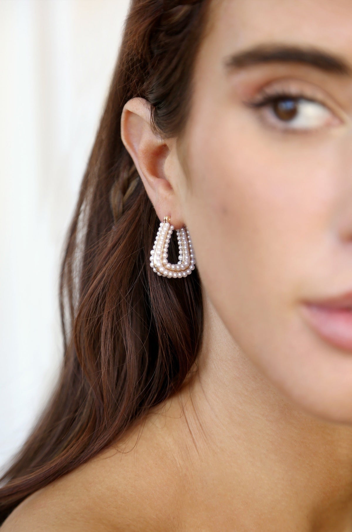 Soft Curve Pearl Lined Hoop Earrings - Pearl with 18k Gold Plating | Ettika