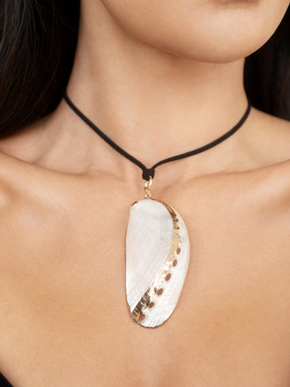 Iridescent Mussel Shell Pendant Necklace - Shell with 18k Gold Plating | Ettika