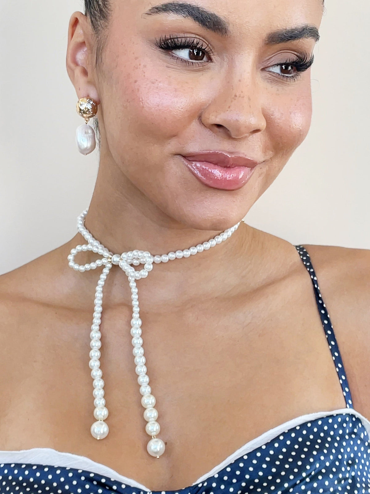Venus Pearl Bow Necklace - Acrylic Pearl | Ettika