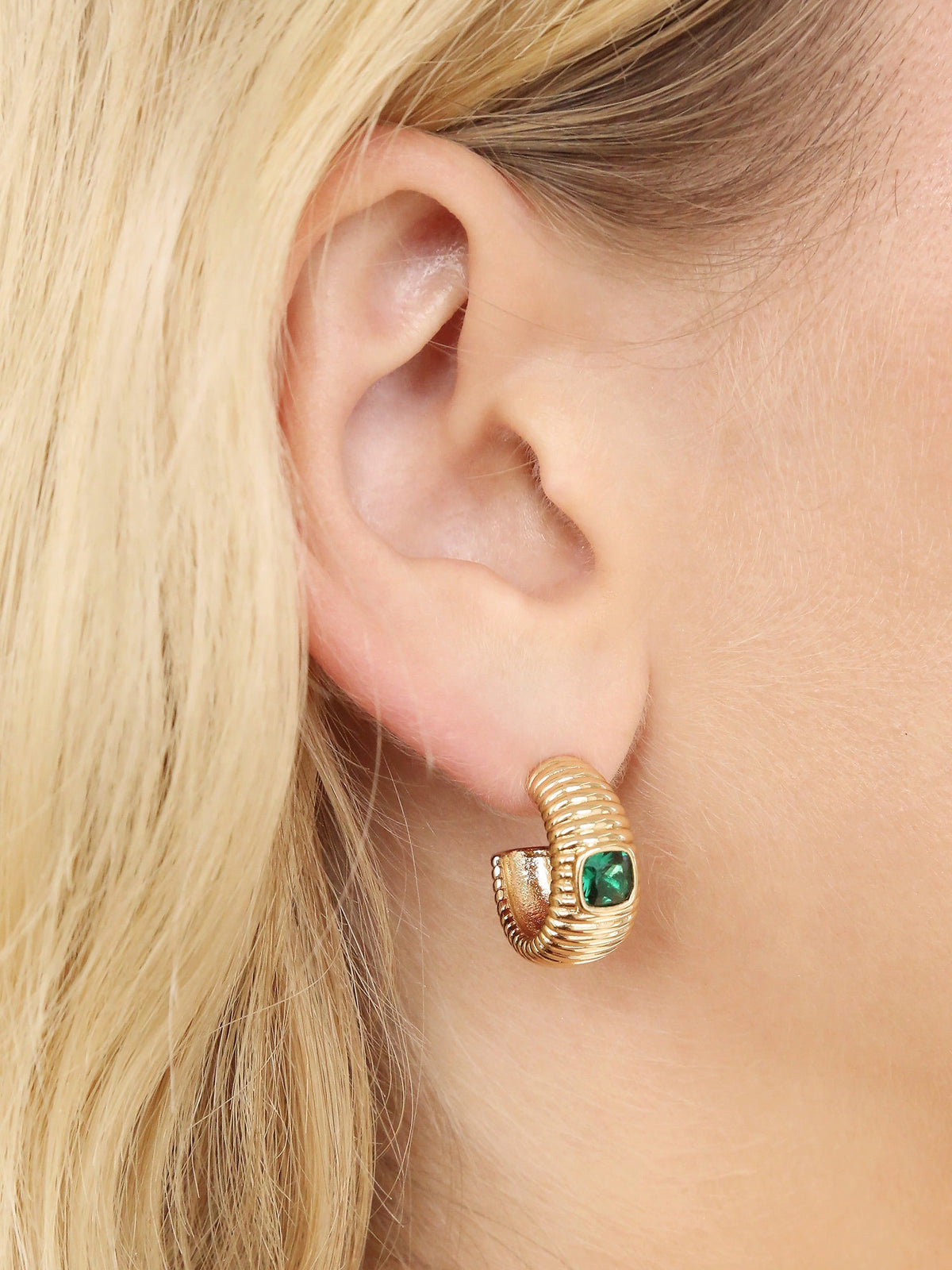 Ribbed Emerald Medium Hoops - Emerald Crystal with 18k Gold Plating | Ettika