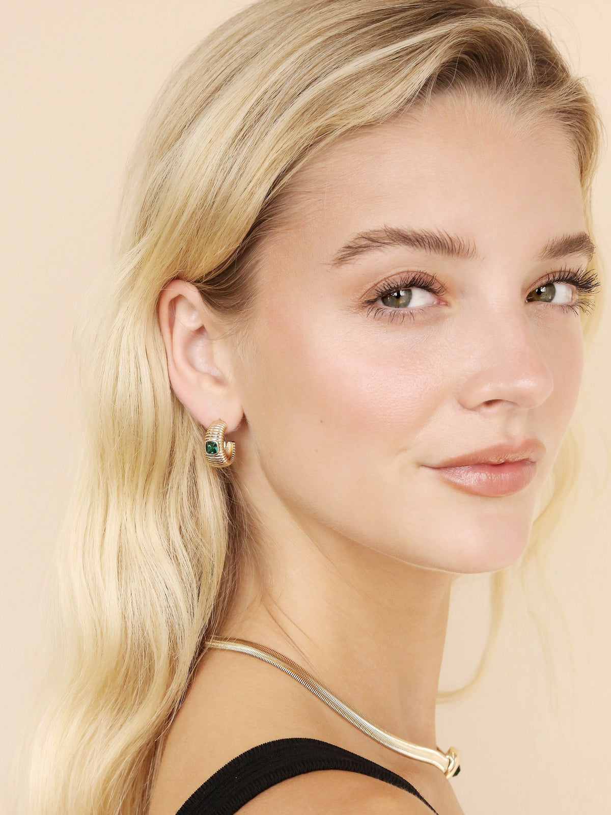 Ribbed Emerald Medium Hoops - Emerald Crystal with 18k Gold Plating | Ettika