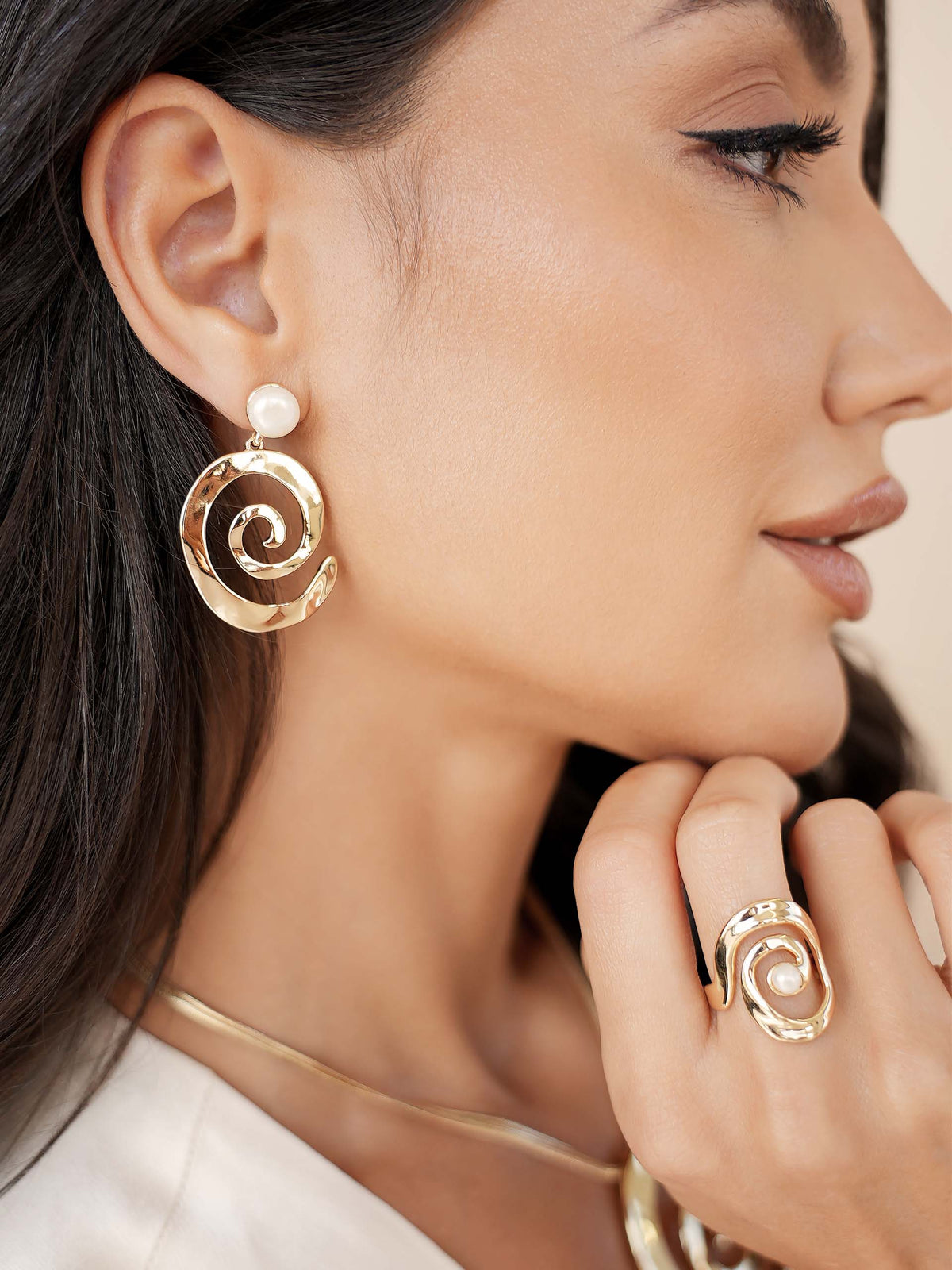 Aura Swirl Pearl Earrings - Pearl with 18k Gold Plating | Ettika
