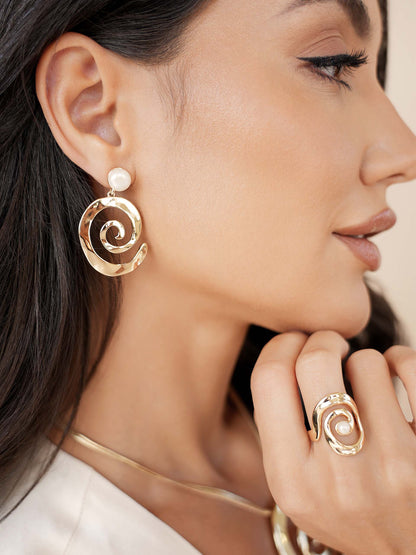 Aura Swirl Pearl Earrings - Pearl with 18k Gold Plating | Ettika