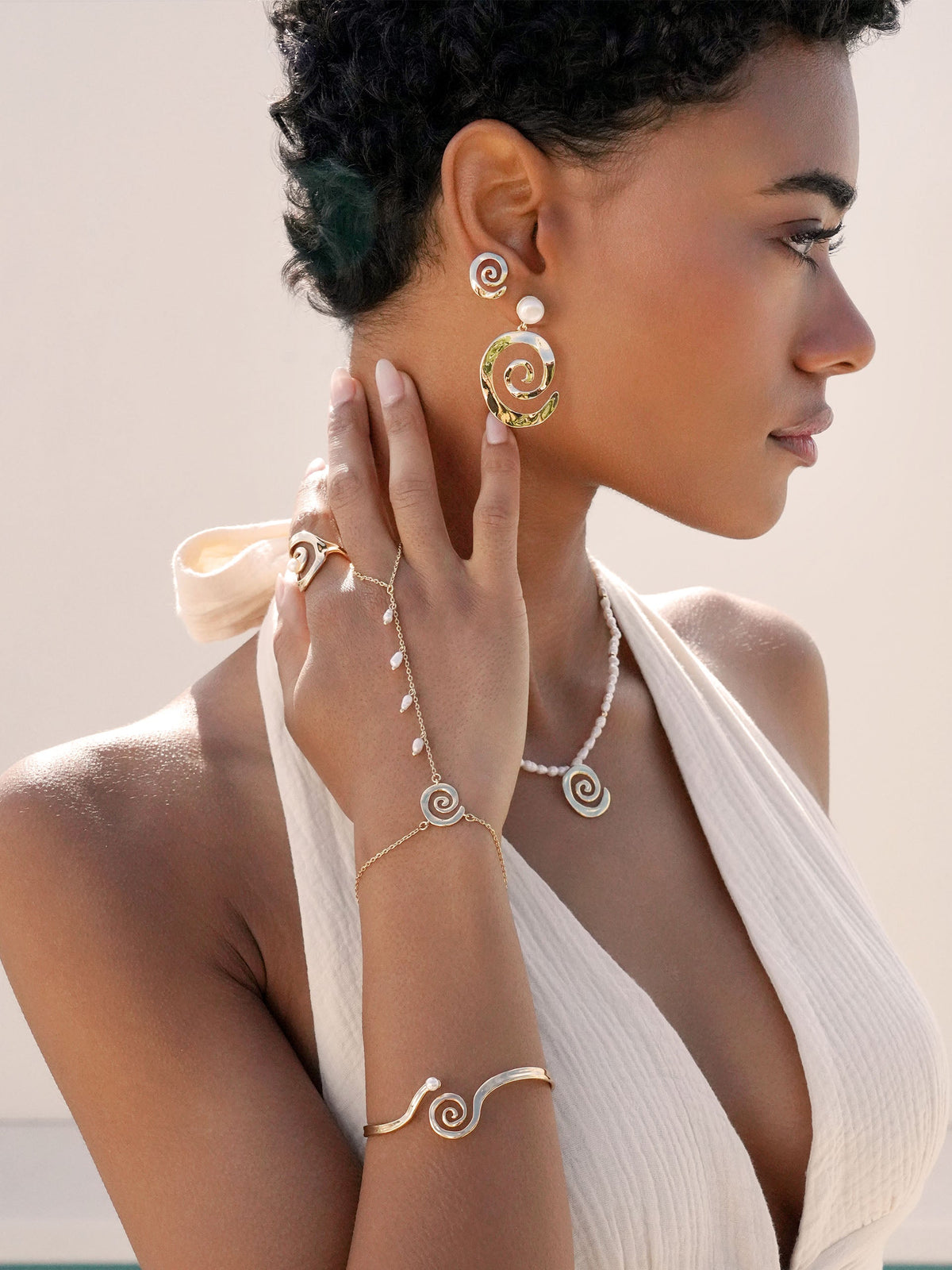Aura Pearl Hand Chain - Pearl with 18k Gold Plating | Ettika