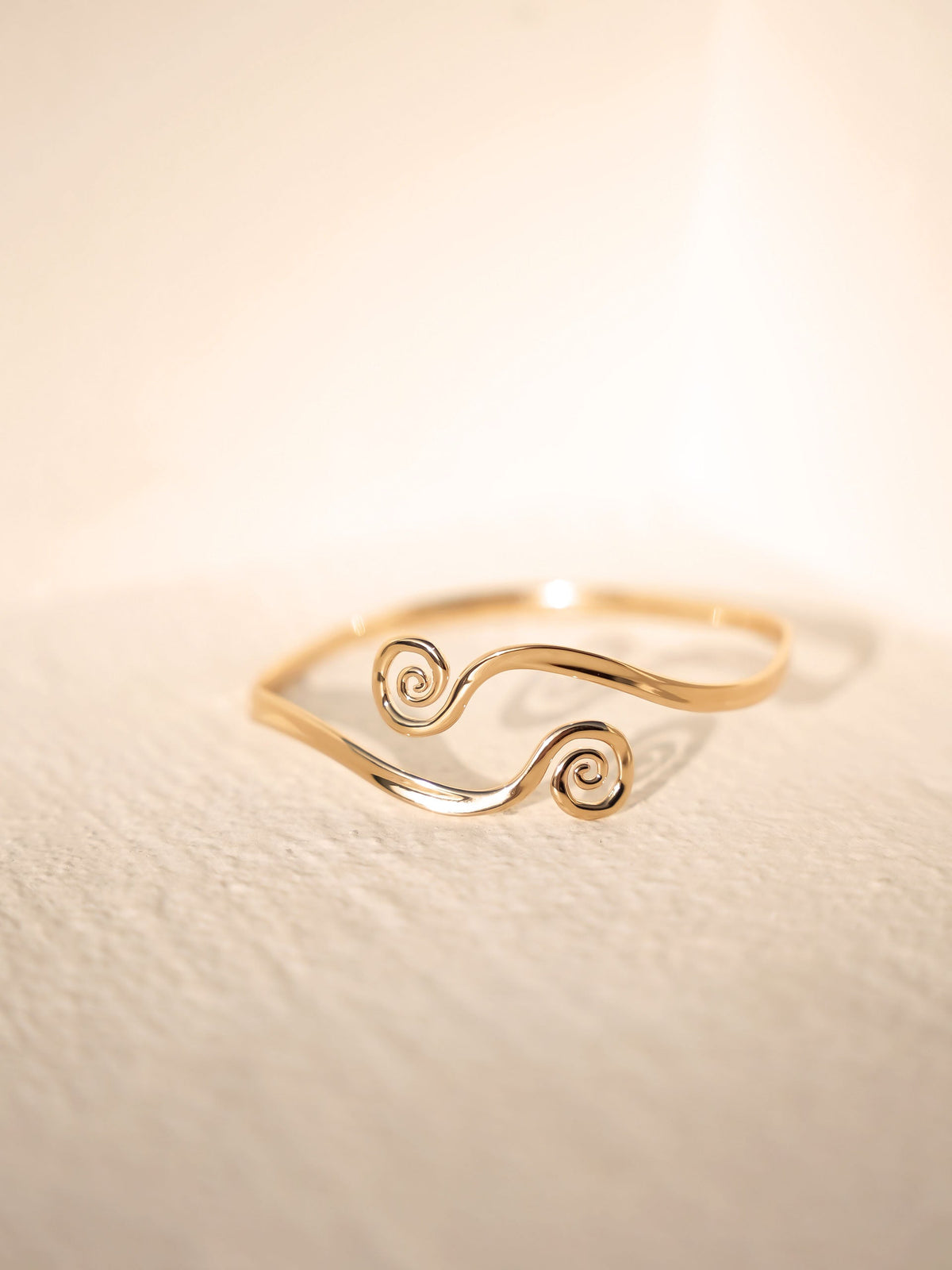 Intertwined Aura Arm Cuff - 18k Gold Plated | Ettika