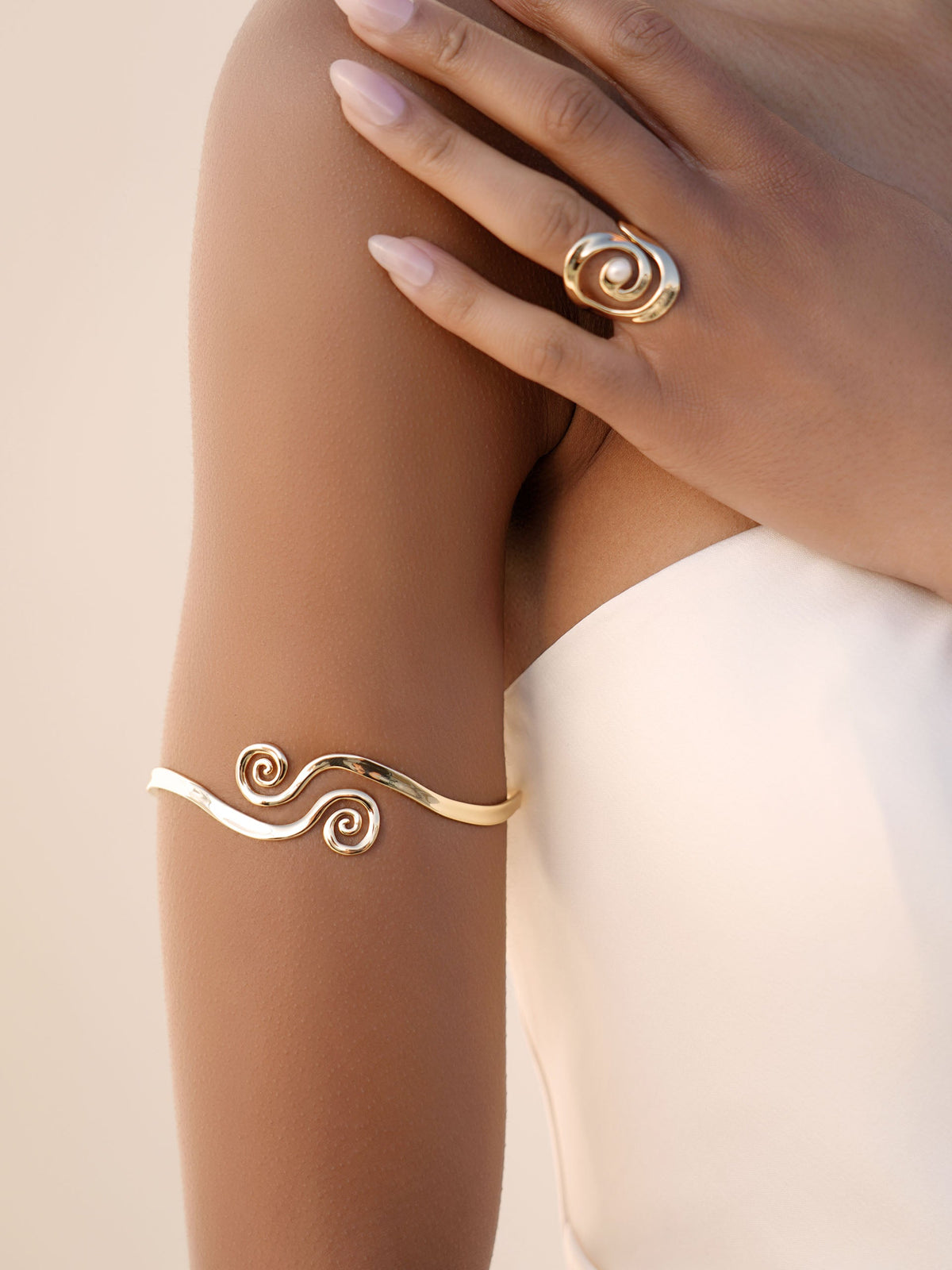 Intertwined Aura Arm Cuff - 18k Gold Plated | Ettika