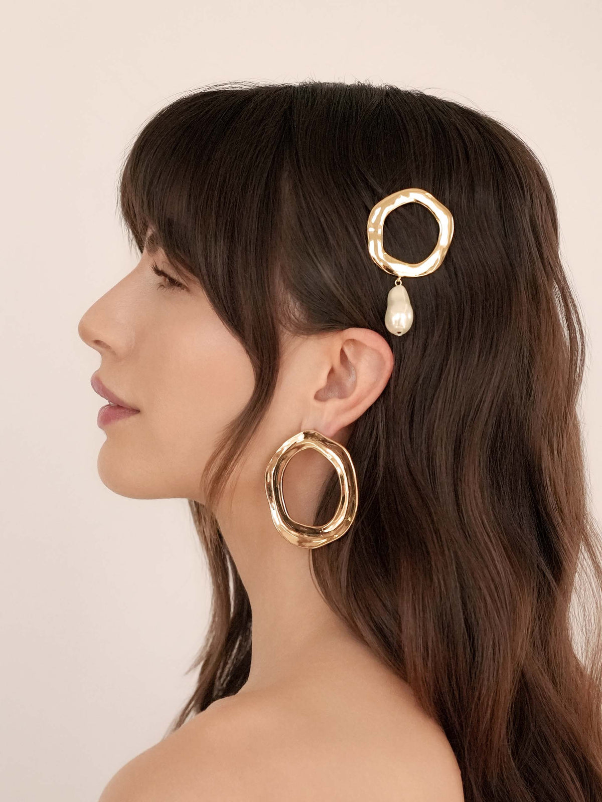 Open Circle Pearl Barrette - Pearl with Gold Tone | Ettika