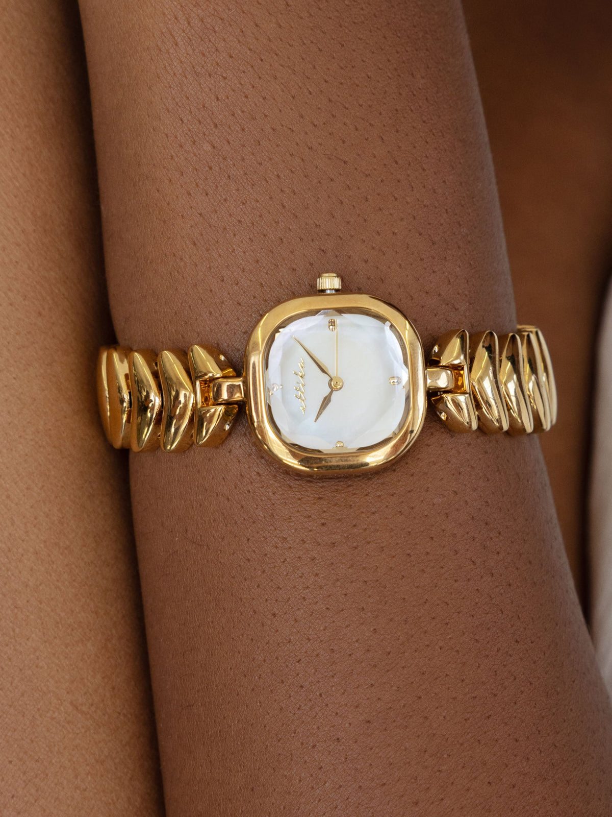 Metal Moderna Bracelet Watch in Gold - Mother of Pearl Dial with Gold | Ettika