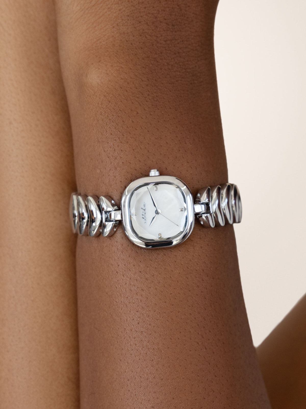 Metal Moderna Bracelet Watch in Silver - Mother of Pearl Dial with Silver | Ettika