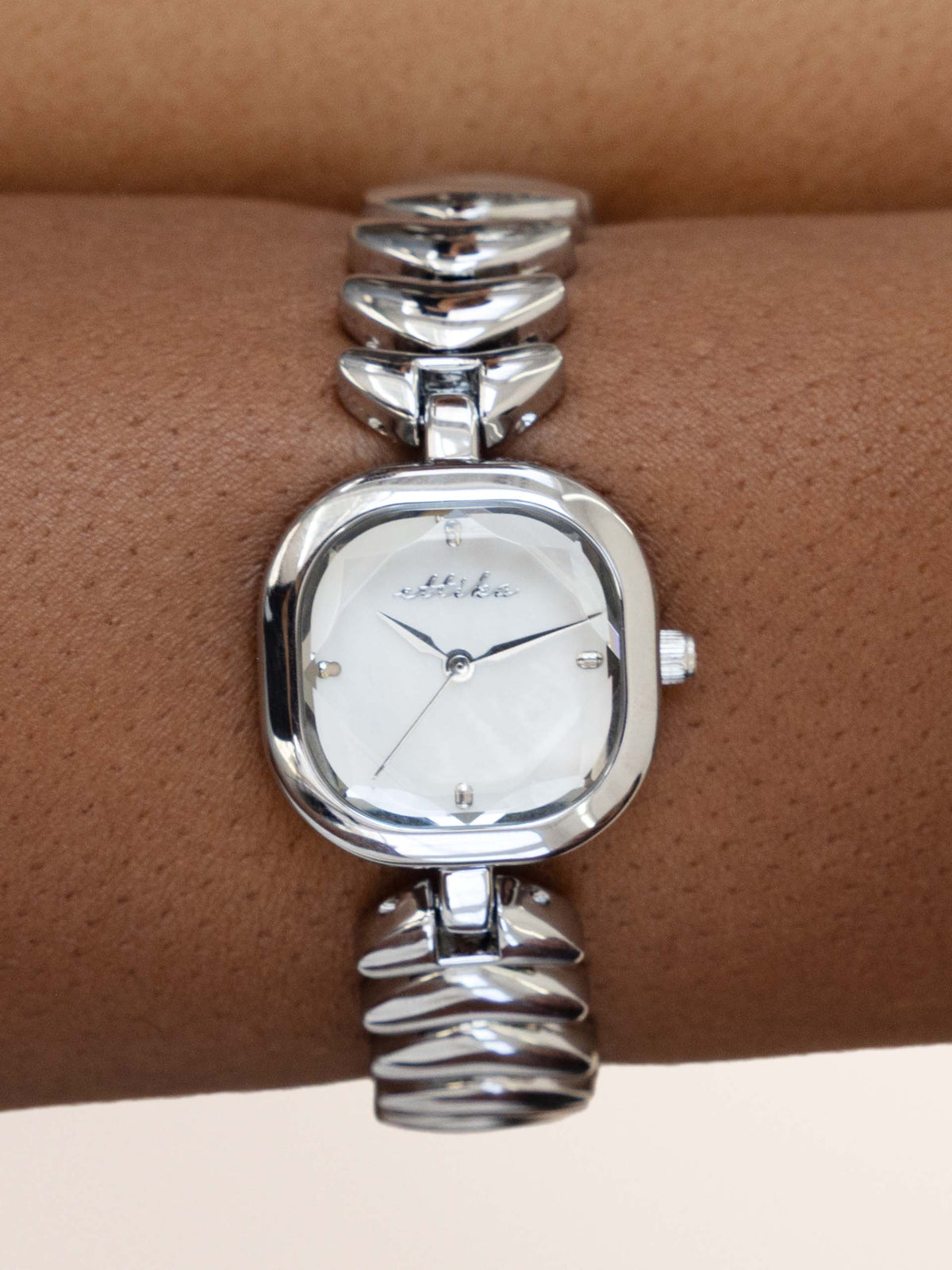 Metal Moderna Bracelet Watch in Silver - Mother of Pearl Dial with Silver | Ettika